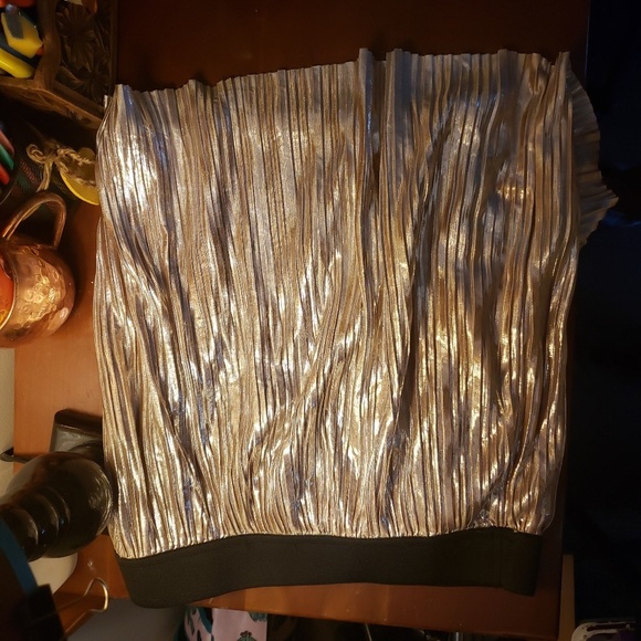 Silvery / light gold color short skirt. - Picture 3 of 4